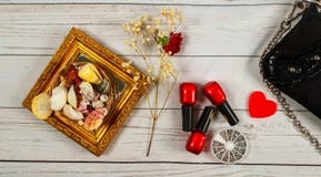 van de het Notitieboekjezak van de spijkersamenstelling van de de spiegelvrouw de damemateriaal stock afbeeldingen van de het Notitieboekjezak van de spijkersamenstelling van de de spiegelvrouw de damemateriaal stock afbeeldingen