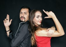 Van de liefdeverhaal, man en vrouw brunettes op een zwarte achtergrond Paar het stellen als M. en Mevr. smith royalty-vrije stock foto Van de liefdeverhaal, man en vrouw brunettes op een zwarte achtergrond Paar het stellen als M. en Mevr. smith royalty-vrije stock foto