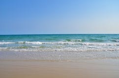 Van de overzeese daglicht van de het zandzon strand het blauwe hemel stock afbeelding Van de overzeese daglicht van de het zandzon strand het blauwe hemel stock afbeelding