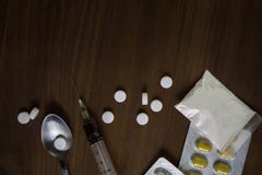 van het de afhankelijkheidsmedicijn van de mensensubstantie de Drugspuit en gekookte held stock afbeeldingen van het de afhankelijkheidsmedicijn van de mensensubstantie de Drugspuit en gekookte held stock afbeeldingen