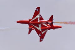 Van het de vertoningsteam van Royal Air Force RAF Red Arrows van de Haviksjets de oppositiepas royalty-vrije stock fotografie Van het de vertoningsteam van Royal Air Force RAF Red Arrows van de Haviksjets de oppositiepas royalty-vrije stock fotografie