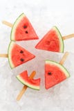 Van het de zomerfruit van de watermeloenijslolly yummy verse zoete dessert royalty-vrije stock afbeeldingen Van het de zomerfruit van de watermeloenijslolly yummy verse zoete dessert royalty-vrije stock afbeeldingen