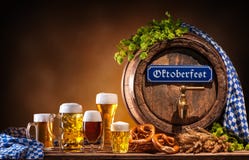 Van het Oktoberfestbiervat en bier glazen stock afbeelding Van het Oktoberfestbiervat en bier glazen stock afbeelding