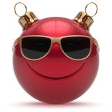 Van het smileygezicht van de Kerstmisbal de Gelukkige Oudejaarsavond emoticon vector illustratie Van het smileygezicht van de Kerstmisbal de Gelukkige Oudejaarsavond emoticon vector illustratie