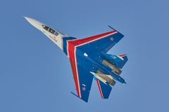 Van het team` Russische ridders ` van heilige-PETERSBURG, RUSLAND Aerobatic vliegtuigen su-30 royalty-vrije stock foto Van het team` Russische ridders ` van heilige-PETERSBURG, RUSLAND Aerobatic vliegtuigen su-30 royalty-vrije stock foto