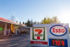 VANC?VER NORTE, BC, CANAD? - 19 DE ABRIL DE 2019: Os pre?os de g?s norte-americanos do m?ximo recorde bateram a ?rea de Vanc?ver imagens de stock VANC?VER NORTE, BC, CANAD? - 19 DE ABRIL DE 2019: Os pre?os de g?s norte-americanos do m?ximo recorde bateram a ?rea de Vanc?ver imagens de stock