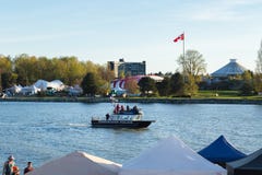 VANCOUVER, BC, CANADA - 20 APRIL, 2019: Een de Politieboot die van Vancouver de haven patrouilleren bij festival 420 in Vancouver stock foto VANCOUVER, BC, CANADA - 20 APRIL, 2019: Een de Politieboot die van Vancouver de haven patrouilleren bij festival 420 in Vancouver stock foto