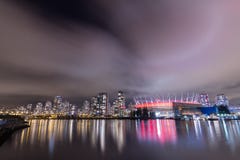 VANCOUVER 2012: BC stadio a False Creek su una notte nuvolosa, dow Fotografie Stock VANCOUVER 2012: BC stadio a False Creek su una notte nuvolosa, dow Fotografie Stock