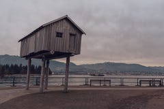 Vancouver, Britisch-Columbia/Kanada - 24. Dezember 2017: Kohlenhafenbucht - Ufergegend herein in die Stadt mit Bergen Lizenzfreie Stockfotografie Vancouver, Britisch-Columbia/Kanada - 24. Dezember 2017: Kohlenhafenbucht - Ufergegend herein in die Stadt mit Bergen Lizenzfreie Stockfotografie