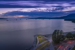 Vancouver A.C. Canadá, junio de 2018 nubes mullidas de la puesta del sol sobre bahía inglesa imagenes de archivo Vancouver A.C. Canadá, junio de 2018 nubes mullidas de la puesta del sol sobre bahía inglesa imagenes de archivo