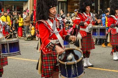 VANCOUVER, CANADA - Februari 2, 2014: de Schotse band maart van de kiltpijp in Chinese Nieuwjaarparade in Vancouver Canada royalty-vrije stock afbeeldingen VANCOUVER, CANADA - Februari 2, 2014: de Schotse band maart van de kiltpijp in Chinese Nieuwjaarparade in Vancouver Canada royalty-vrije stock afbeeldingen