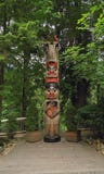 Vancouver, Canadá: Turismo - Raven Totem Pole en parque de puente colgante de Capilano fotografía de archivo Vancouver, Canadá: Turismo - Raven Totem Pole en parque de puente colgante de Capilano fotografía de archivo