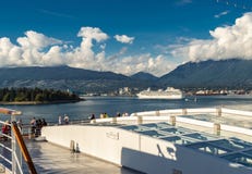 Vancôver, Canadá - 12 de setembro de 2018: Passageiros do navio de cruzeiros que apreciam a vista fotografia de stock Vancôver, Canadá - 12 de setembro de 2018: Passageiros do navio de cruzeiros que apreciam a vista fotografia de stock