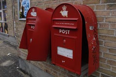 VANDALISERADE STOLPEASKAR OCH STULEN POST royaltyfria bilder VANDALISERADE STOLPEASKAR OCH STULEN POST royaltyfria bilder