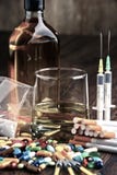 vanebildande vikter, inklusive alkohol, cigaretter och droger royaltyfri foto vanebildande vikter, inklusive alkohol, cigaretter och droger royaltyfri foto
