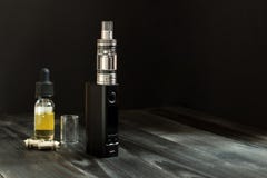 Vape of e-sigaret Vaping op de lijst wordt geplaatst die royalty-vrije stock afbeelding Vape of e-sigaret Vaping op de lijst wordt geplaatst die royalty-vrije stock afbeelding