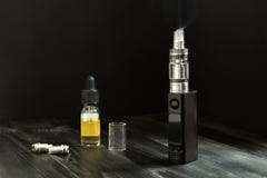 Vape lub papieros Vaping ustawiający na stole fotografia royalty free Vape lub papieros Vaping ustawiający na stole fotografia royalty free