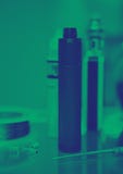 Vape shoppar med moderna vaping apparatreservdelar royaltyfri bild Vape shoppar med moderna vaping apparatreservdelar royaltyfri bild