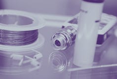 Vape shoppar med moderna vaping apparatreservdelar royaltyfria foton Vape shoppar med moderna vaping apparatreservdelar royaltyfria foton