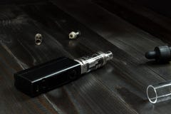 Vape или e-сигарета Vaping установило на таблицу стоковое изображение rf Vape или e-сигарета Vaping установило на таблицу стоковое изображение rf