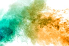 Vapeur colorée exhalée du vape avec une transition douce des molécules de couleur de jaune au bleu sur un fond blanc comme a photos stock Vapeur colorée exhalée du vape avec une transition douce des molécules de couleur de jaune au bleu sur un fond blanc comme a photos stock