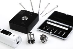 Vaping установило на белую таблицу стоковые изображения Vaping установило на белую таблицу стоковые изображения