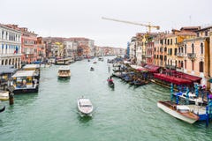 Vaporettos-Wasserbusse, Gondeln, Wassertaxis u. andere Boote, die zwischen bunte venetianische Gebäude auf Grand Canal in Venedig stockbild Vaporettos-Wasserbusse, Gondeln, Wassertaxis u. andere Boote, die zwischen bunte venetianische Gebäude auf Grand Canal in Venedig stockbild
