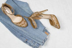 Vaqueros y zapatos de FBlue con el bordado flatlay foto de archivo libre de regalías Vaqueros y zapatos de FBlue con el bordado flatlay foto de archivo libre de regalías