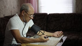 Var?n adulto, medidas de la presi?n arterial Atenci?n sanitaria en edad adulta almacen de metraje de vídeo Var?n adulto, medidas de la presi?n arterial Atenci?n sanitaria en edad adulta almacen de metraje de vídeo