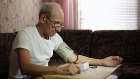 Var?n adulto, medidas de la presi?n arterial Atenci?n sanitaria en edad adulta almacen de video Var?n adulto, medidas de la presi?n arterial Atenci?n sanitaria en edad adulta almacen de video