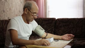 Var?n adulto, medidas de la presi?n arterial Atenci?n sanitaria en edad adulta almacen de metraje de vídeo Var?n adulto, medidas de la presi?n arterial Atenci?n sanitaria en edad adulta almacen de metraje de vídeo