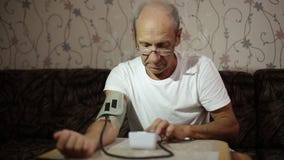 Var?n adulto, medidas de la presi?n arterial Atenci?n sanitaria en edad adulta almacen de video Var?n adulto, medidas de la presi?n arterial Atenci?n sanitaria en edad adulta almacen de video