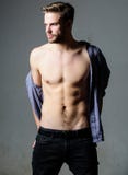 Var stark Manlig mode och sk?nhet Sex packe av den sexiga mannen med den kala torson Idrottsman nenman, h?romsorg Muskul?s instru royaltyfria foton Var stark Manlig mode och sk?nhet Sex packe av den sexiga mannen med den kala torson Idrottsman nenman, h?romsorg Muskul?s instru royaltyfria foton