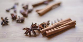 Vara e anis de canela na foto macro imagens de stock Vara e anis de canela na foto macro imagens de stock