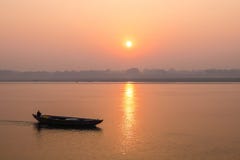 Varanasi, India Boten op ghats van Varanasi stock foto Varanasi, India Boten op ghats van Varanasi stock foto