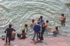 Varanasi, Ουτάρ Πραντές, Ινδία - 12 14 2017 οι άνθρωποι κάνουν τελετουργικός στοκ φωτογραφίες Varanasi, Ουτάρ Πραντές, Ινδία - 12 14 2017 οι άνθρωποι κάνουν τελετουργικός στοκ φωτογραφίες