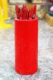 Varas de bambu vermelhas chinesas da fortuna com números fotografia de stock Varas de bambu vermelhas chinesas da fortuna com números fotografia de stock
