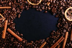 Varas de canela, anis de estrela, feijões de café e laranja secada na mesa de cozinha Especiarias perfumadas para a bebida do caf fotos de stock Varas de canela, anis de estrela, feijões de café e laranja secada na mesa de cozinha Especiarias perfumadas para a bebida do caf fotos de stock