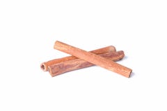 Varas de canela isoladas em um fundo branco imagem de stock royalty free Varas de canela isoladas em um fundo branco imagem de stock royalty free