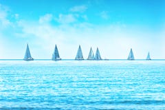 Varend de regattaras van het bootjacht op overzees of oceaanwater stock afbeeldingen Varend de regattaras van het bootjacht op overzees of oceaanwater stock afbeeldingen