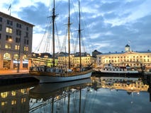 Varend schip in de haven van Helsinki royalty-vrije stock afbeelding Varend schip in de haven van Helsinki royalty-vrije stock afbeelding
