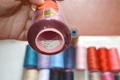 Vari fili colorati con i bottoni dei vestiti su fondo bianco immagini stock libere da diritti Vari fili colorati con i bottoni dei vestiti su fondo bianco immagini stock libere da diritti