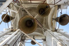 Varias campanas diferente-clasificadas en el campanario de Prepodobenskaya Suzdal, Rusia Imagenes de archivo Varias campanas diferente-clasificadas en el campanario de Prepodobenskaya Suzdal, Rusia Imagenes de archivo