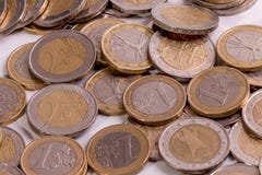 Varias monedas euro en diversas posiciones respecto a un fondo blanco fotos de archivo Varias monedas euro en diversas posiciones respecto a un fondo blanco fotos de archivo