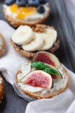 Variation av baglar med olika toppningar för frukost Arkivfoto Variation av baglar med olika toppningar för frukost Arkivfoto