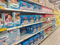 Variation av bl?jor som visas p? kuggen som ?r till salu i stora supermarket royaltyfri bild Variation av bl?jor som visas p? kuggen som ?r till salu i stora supermarket royaltyfri bild