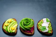 Variation av den sunda rågfrukosten skjuter in med avokadot och t fotografering för bildbyråer Variation av den sunda rågfrukosten skjuter in med avokadot och t fotografering för bildbyråer
