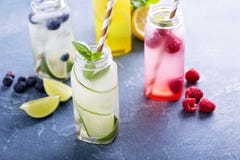 Variation av förkylningdrinkar i flaskor fotografering för bildbyråer Variation av förkylningdrinkar i flaskor fotografering för bildbyråer