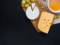 Variation de fromage, des écrous, du miel et des raisins sur la planche à découper en bois Fromage de camembert et fromage d'édam photo libre de droits Variation de fromage, des écrous, du miel et des raisins sur la planche à découper en bois Fromage de camembert et fromage d'édam photo libre de droits