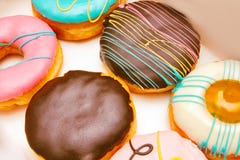Variedad de anillos de espuma y de tarta de crema de Boston o de anillos de espuma del chocolate sin un agujero, preparada en la imágenes de archivo libres de regalías Variedad de anillos de espuma y de tarta de crema de Boston o de anillos de espuma del chocolate sin un agujero, preparada en la imágenes de archivo libres de regalías